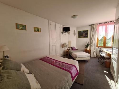 Ένα ή περισσότερα κρεβάτια σε δωμάτιο στο Hote de l'île chez Wendy et Fred