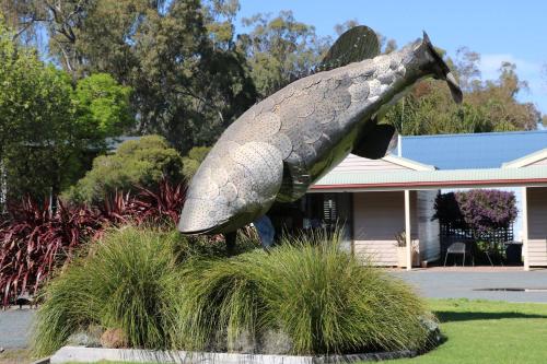 Κήπος έξω από το Deniliquin Riverside Caravan Park