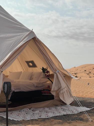 namiot na środku pustyni w obiekcie Quiet Nights Camp w mieście Badīyah