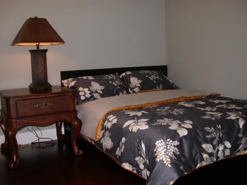 Postel nebo postele na pokoji v ubytování Vancouver Austin Guesthouse