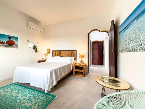 een slaapkamer met een bed en een tafel bij Can Piedrópolis in Cala Saona