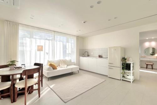 Posezení v ubytování Private Rooftop, Near Hwangnidan gil, English Host