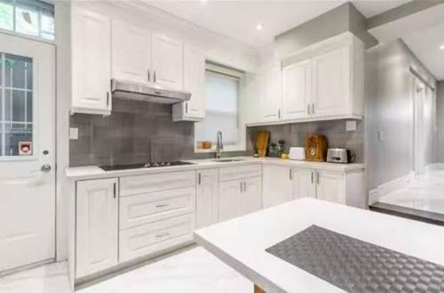 Dapur atau dapur kecil di Warm Centre Downtown Toronto