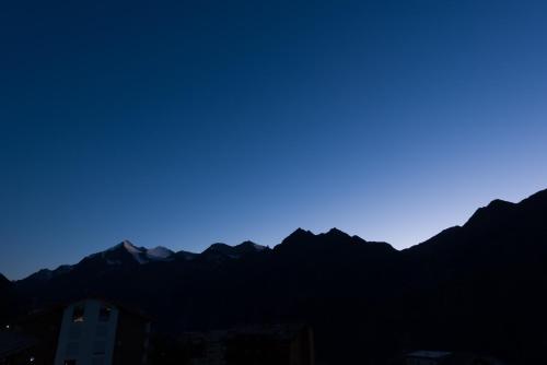 アパートメントから撮影された、または一般的な山の景色