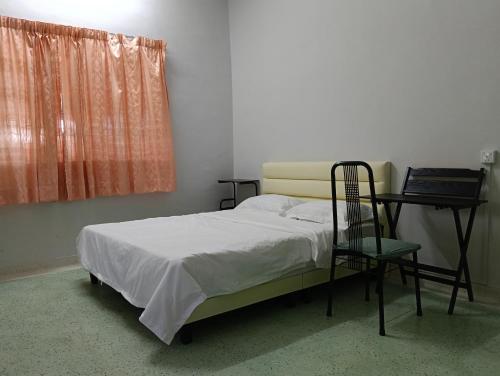 En eller flere senge i et værelse på Aplus two rooms