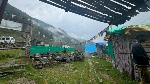 Naturlandskabet i nærheden af campingpladsen