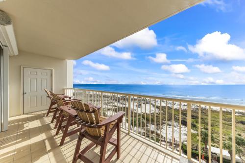 un balcone con sedie e vista sull'oceano di Beach Club Condos a Gulf Shores