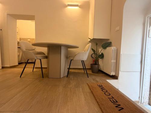 een kamer met een tafel en stoelen in een kamer bij Civico 27 in Ostuni