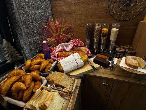 einen Tisch mit vielen verschiedenen Brotsorten in der Unterkunft Hotel de la Croix-Fédérale in Leukerbad