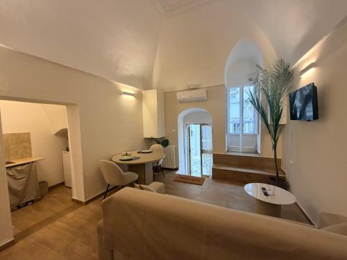 een woonkamer met een bank en een tafel bij Civico 27 in Ostuni