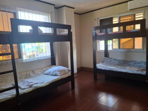 Giường trong phòng chung tại Cardona beach View Apartment