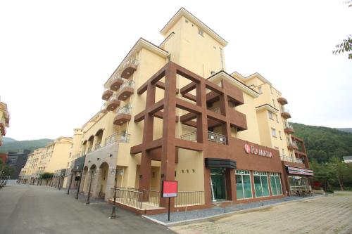 un edificio al lado de una calle en Ramada Taebaek Hotel en Taebaek