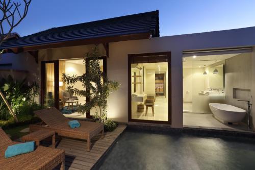 チャングーにあるTheanna Villa and Spa Cangguのバスルーム(バスタブ、トイレ付)が備わる家です。