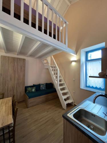 una cucina e un soggiorno con soppalco di Aleminas Rooms 2 a Sými