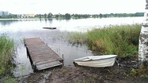 Výhled na řeku, která protéká v blízkosti prázdninového domu