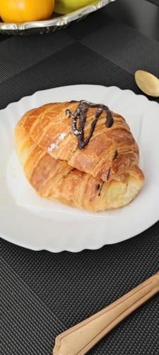 une miche de pain sur une assiette sur une table dans l'établissement Tappetà perì, à Campobasso