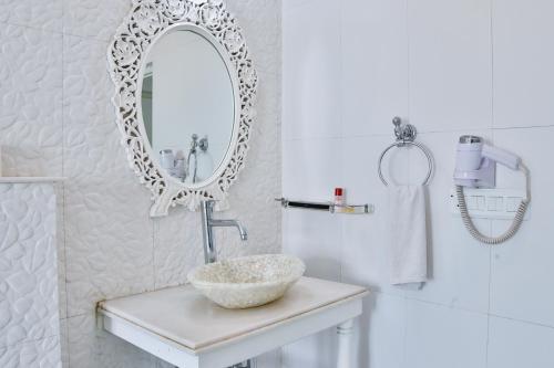 Koupelna v ubytování WelcomHeritage Traditional Haveli