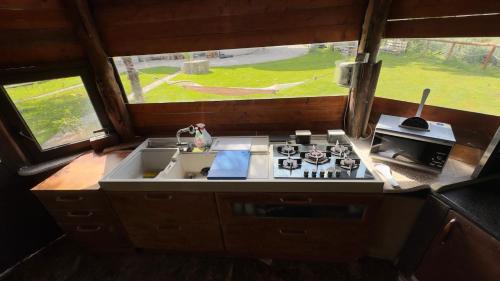 Een luchtfoto van een keuken met een fornuis en een raam. bij Villa Aresini Relais & Spa in Montemiletto