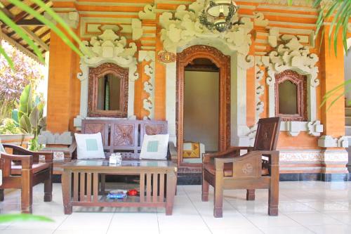 Zona de estar de Sunarta House Homestay