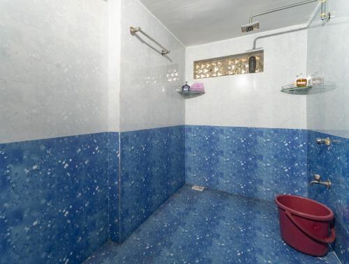 ein Badezimmer mit einer Dusche mit blauen Fliesen in der Unterkunft Abigail serene stay in Agarvado