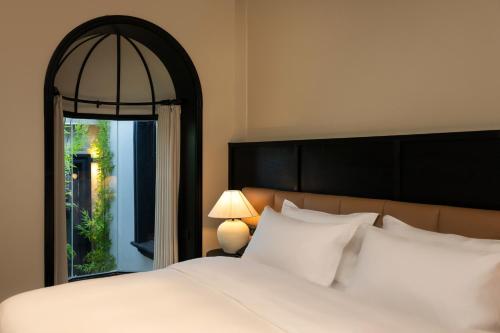 een slaapkamer met een groot bed en een raam bij 龄舍1927酒店 in Wuhan