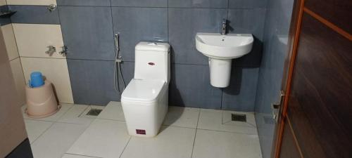 een badkamer met toilet en wastafel bij Valley De Hills Farm Villa in Attappādi