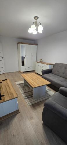 un soggiorno con un divano e un tavolo di Mažeikiai City Apartments a Mažeikiai