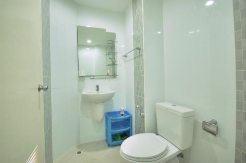 Risa Plus في كاتو: حمام ابيض مع مرحاض ومغسلة