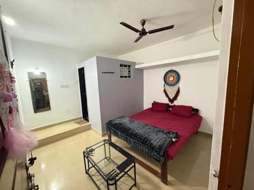 ein Schlafzimmer mit Bett und Deckenventilator in der Unterkunft Trippy Turtle in Arambol