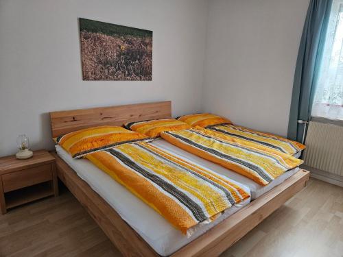 Ένα ή περισσότερα κρεβάτια σε δωμάτιο στο Apartment Moni in Lutzmannsburg, 1 km von der Sonnentherme entfernt - Apartment mit 3 Schlafzimmern