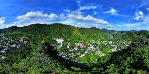 una vista aérea de un pueblo en las montañas en Catba Papillon Garden Bungalows & Resort, en Cat Ba