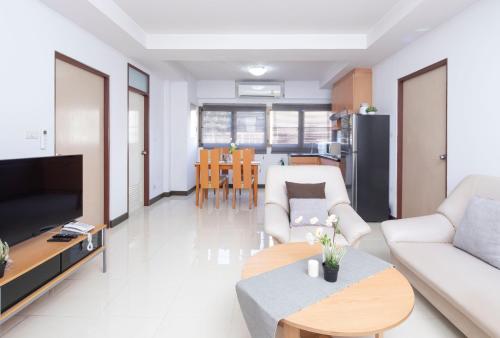 a living room with a couch and a table at Rangsit Apartment II in Ban Talat Rangsit