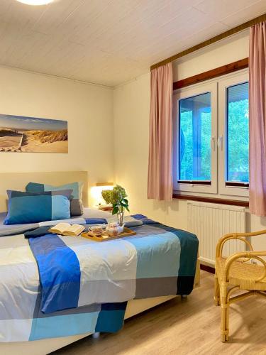 a bedroom with a large bed and a window at Ferienhäuser Pannier III und oder IV Doppelhaushälften in Gartow