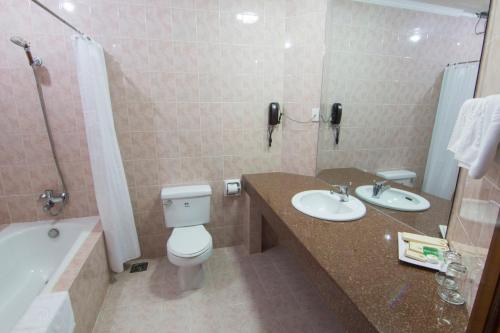 y baño con aseo, lavabo y ducha. en Vung Tau P&T Hotel, en Vung Tau
