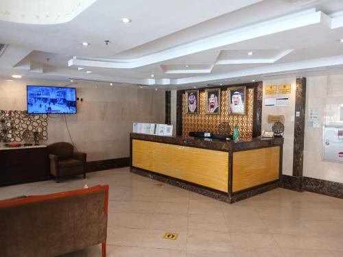 una hall con reception e TV di فندق رمال الخليج a Quai