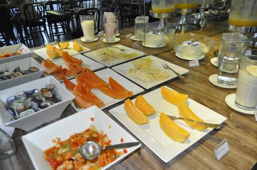 ein Tisch mit vielen Tellern voller Essen in der Unterkunft Seaflats Iracema Residence in Fortaleza