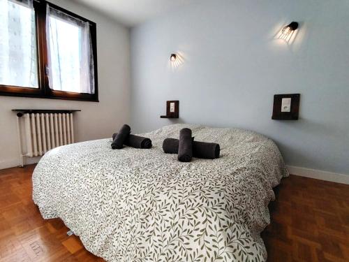 Postel nebo postele na pokoji v ubytování Le Maurice - Proche hôpital - hyper centre - Wifi