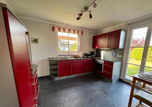 Kuchyň nebo kuchyňský kout v ubytování Fischer's Ferienhaus Rügen mit Sauna und Kamin