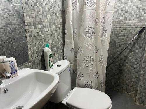 een badkamer met een wit toilet en een wastafel bij Luxury University Apartment 3 in Fès