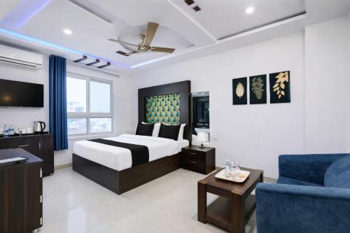 En eller flere senge i et værelse på Darwar Palace By Av Hotel