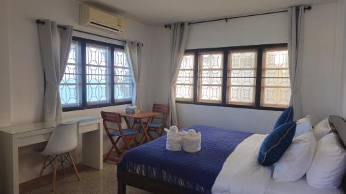 ein Schlafzimmer mit einem Bett mit zwei Paar Schuhen darauf in der Unterkunft 2Bedrooms Beachfront House with Fast WIFI in Nathon Bay