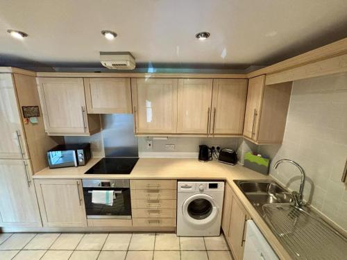 Køkken eller tekøkken på Woking 2-Bed Flat with Balcony, En-Suite and Parking