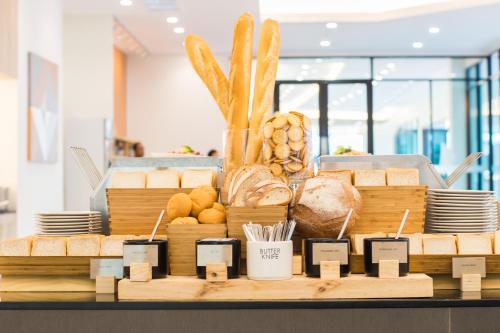 eine Auslage mit Brot und Gebäck auf einem Tisch in der Unterkunft J Inspired Hotel Pattaya in Pattaya