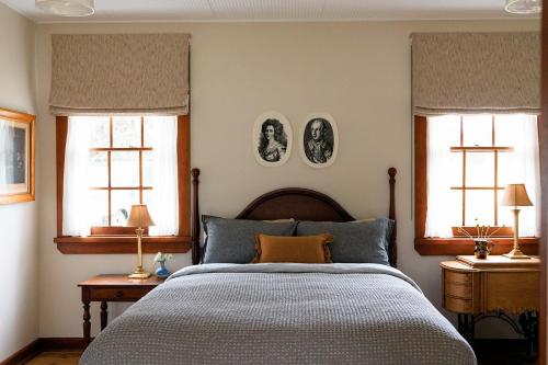 巴瑟斯特Littlebourne Guest House的一间带大床和两扇窗户的卧室