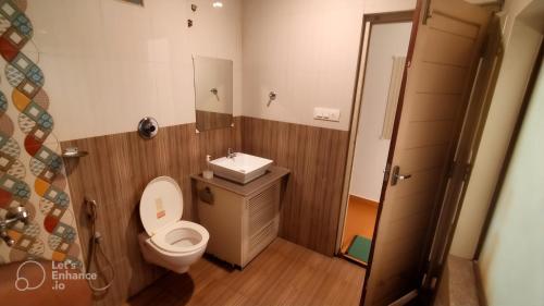 ein kleines Badezimmer mit Toilette und Waschbecken in der Unterkunft La Volga Beach Resort in Chopdem