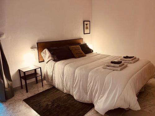 una camera da letto con un letto grande con asciugamani sopra di Bajo Palio a Estepa