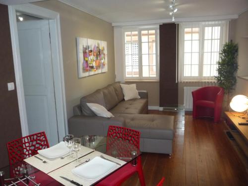 un salon avec un canapé, une table et des chaises dans l'établissement Gîte Cathédrale Waldner de Freundstein Label 