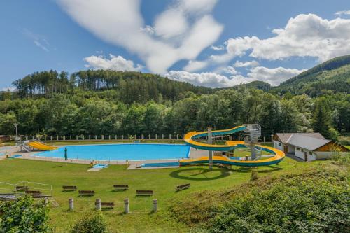 Bazén v ubytování Hotel Rusava 2 depandance nebo v jeho okolí