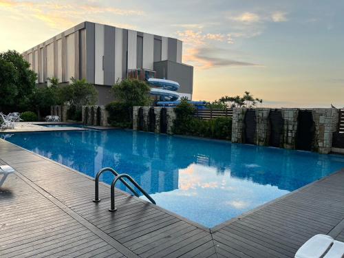 una grande piscina in cima a un edificio di Doctor Thanut Hostel a Ubon Ratchathani
