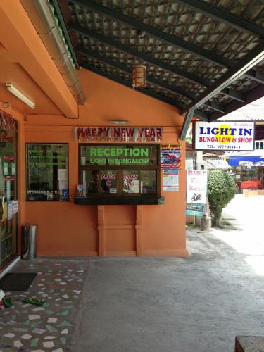 Sijil, anugerah, tanda atau dokumen lain yang dipamerkan di Light In bungalow